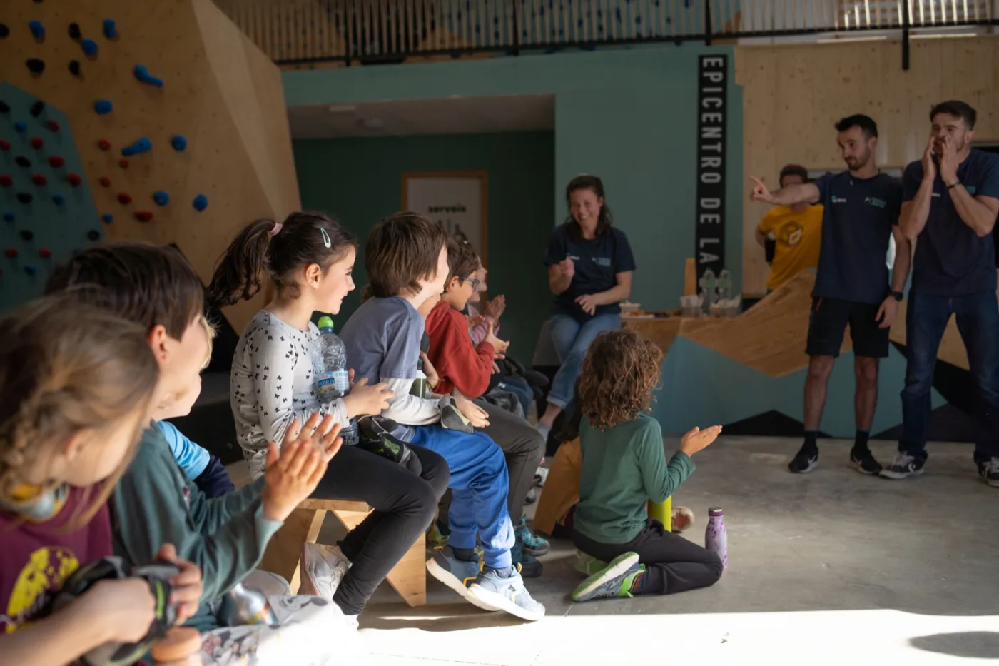 Un grup de convidats celebrant i picant de mans a la sala