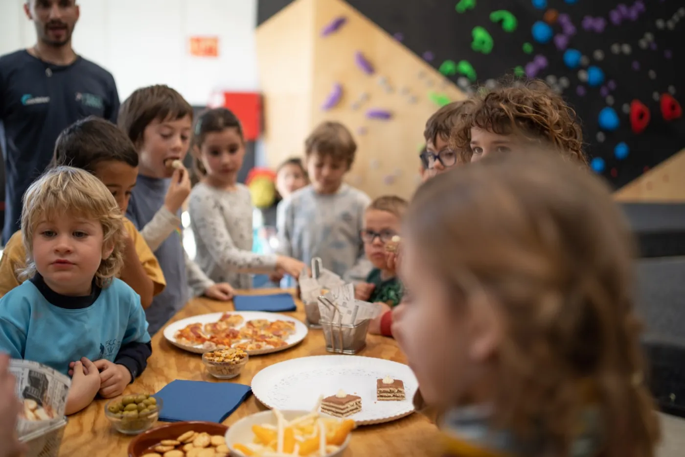 Infants berenant a la taula després de la festa